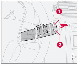 Volvo C30: Spryskiwacze Szyby Przedniej/Świateł Przednich - Prawa Dźwignia Przełącznika Zespolonego Przy Kierownicy - Wskaźniki, Przełączniki I Urządzenia Sterujące